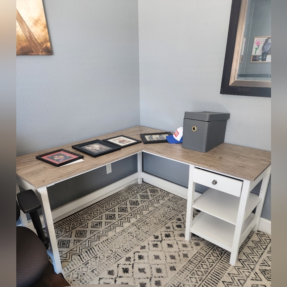 Office desk - Picture 1 of 4